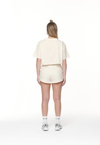 Pegador LAYLA CROPPED TEE - T-shirts - washed coconut milk/black