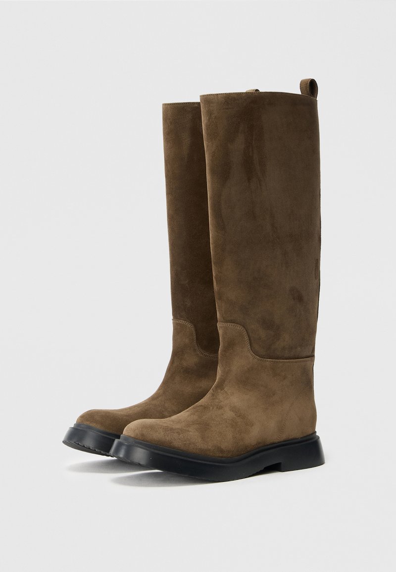 Stivali al ginocchio in suede marrone con punta arrotondata e finitura testurizzata, dotati di suola in gomma nera e linguetta posteriore.