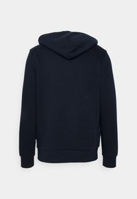 Felpa blu navy con cappuccio, caratterizzata da una texture morbida, polsini e orlo a coste, e un design semplice senza loghi o motivi visibili.