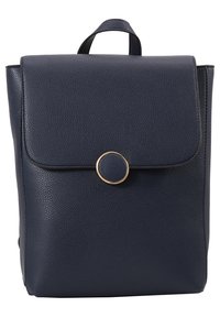 Marinblå läderryggsäck med texturerad yta, vikbar klaff och detaljer i guld i form av cirklar. Har ett vadderat handtag på toppen för bärande.