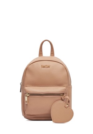 Mały beżowy plecak ze skóry o fakturowanej powierzchni, z przednią kieszenią na zamek i przymocowaną saszetką w kształcie serca, z logo „DeeZee” na przodzie.
