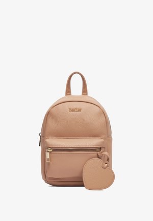 Mochila pequeña de cuero texturizado beige con bolsillo delantero con cremallera y pouch de forma de corazón adjunto, con la marca "DeeZee" en la parte delantera.