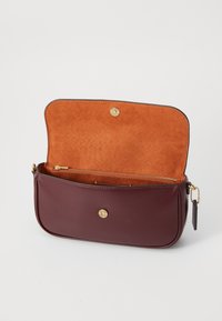 Burgunderfarbenes Lederhandtasche mit einem goldenen Druckknopfverschluss und einem beigefarbenen Wildlederinnenraum. Enthält ein Reißverschlussfach und Goldakzente.
