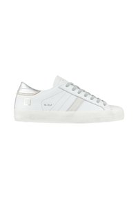 Sneaker bassa bianca in pelle, con dettagli in suede grigio, tallone in metallo argentato e suola piatta in gomma bianca con una leggera texture.