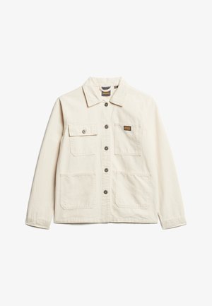 Beige Baumwolljacke mit Kragen, vorderem Knopfverschluss und zwei Brusttaschen, die ein kleines Markenlogo und einen lockeren Schnitt aufweist.