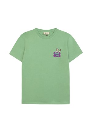 Lichtgroen T-shirt met korte mouwen, met een kleine geborduurde afbeelding van een persoon die een bloem vasthoudt en de tekst "OPEN AIR" in paars op de linkerborst.