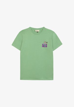Hellgrünes kurzärmliges T-Shirt mit kleinem, besticktem Design einer Person, die eine Blume hält, und dem Text "OPEN AIR" in Lila auf der linken Brust.