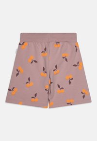Lilla bomullsshorts med et oransje kirsebærmønster og mørke blader, elastisk midje og avslappet passform.