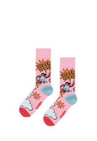 Růžové ponožky se superhrdinským grafickým motivem v komiksovém stylu, s modrými a červenými akcenty, obláčkovými motivy a textem "SUPER MÁMA". Bavlněný materiál.