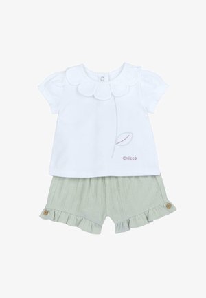 Top blanco de manga corta con cuello de puntilla y bordado de hojas, combinado con pantalones cortos de canalé en verde claro con un dobladillo con volantes y detalle de botón.