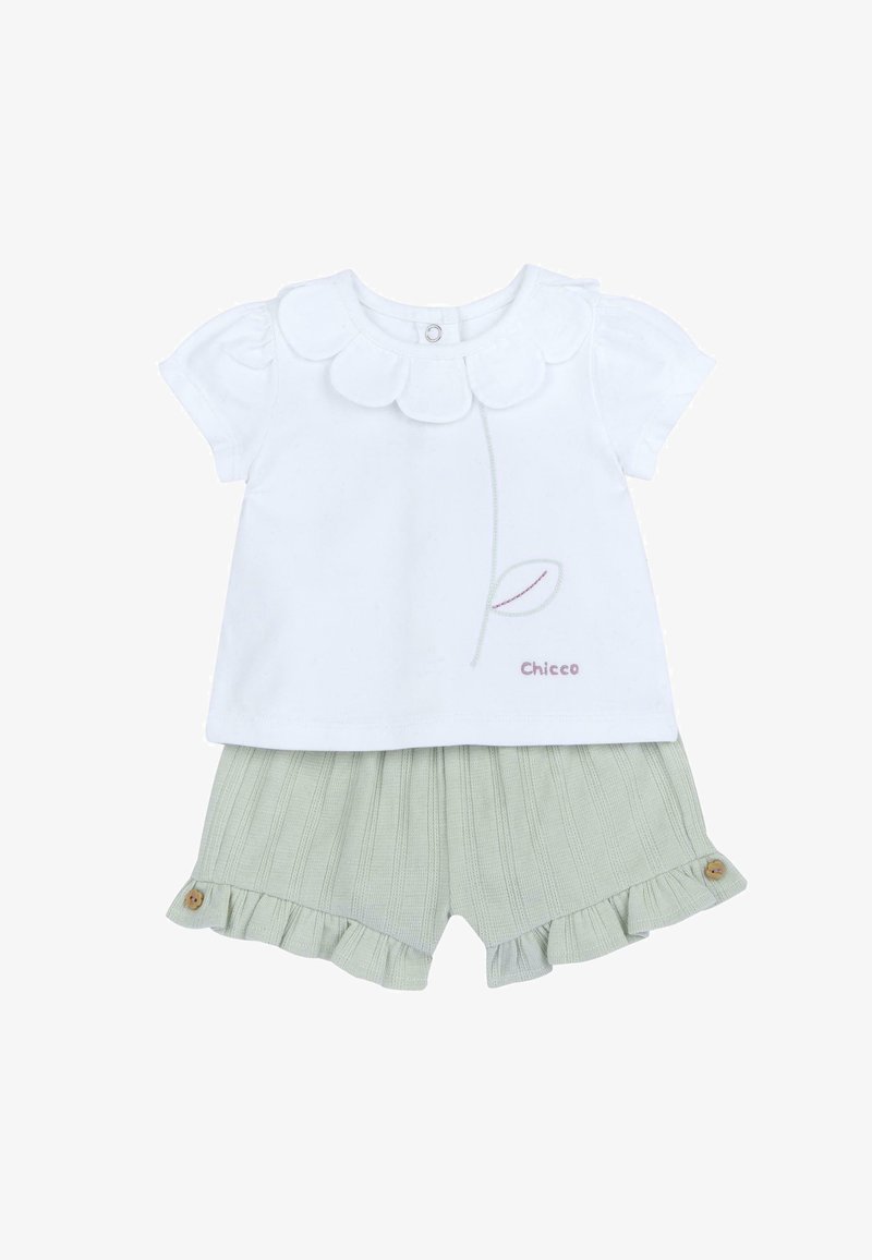 Haut blanc à manches courtes avec col festonné et broderie de feuilles, associé à un short vert clair côtelé avec un ourlet volanté et un détail de bouton.