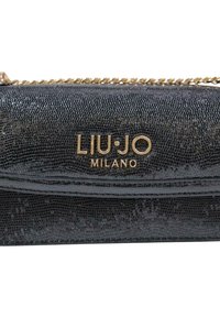 Clutch nero con texture e dettagli in oro. Presenta il nome del marchio "LIU·JO MILANO" ben visibile sulla parte anteriore.