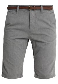 Shorts en coton gris mélangé à coupe droite, avec une ceinture en cuir marron, des poches latérales et des ourlets.