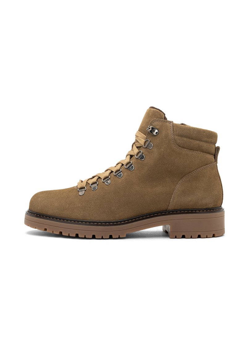 Botas de tobillo de ante marrón con punta redondeada, cordones en la parte delantera, ojales reforzados y suela de goma gruesa con un patrón de relieve.
