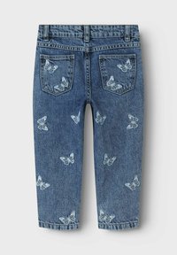 Vaqueros de denim en azul medio con bordado de mariposa, cinco bolsillos, corte recto y dobladillos enrollados.