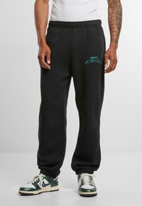 Upscale by Mister Tee Teplákové kalhoty - black