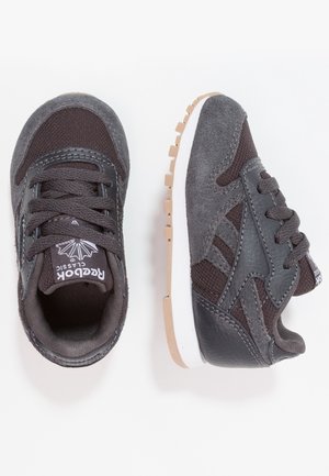 Matalavartiset tennarit - black