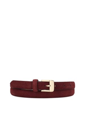 Ceinture en daim bordeaux avec une boucle en métal doré et plusieurs trous d'ajustement, posée à plat sur un fond blanc.