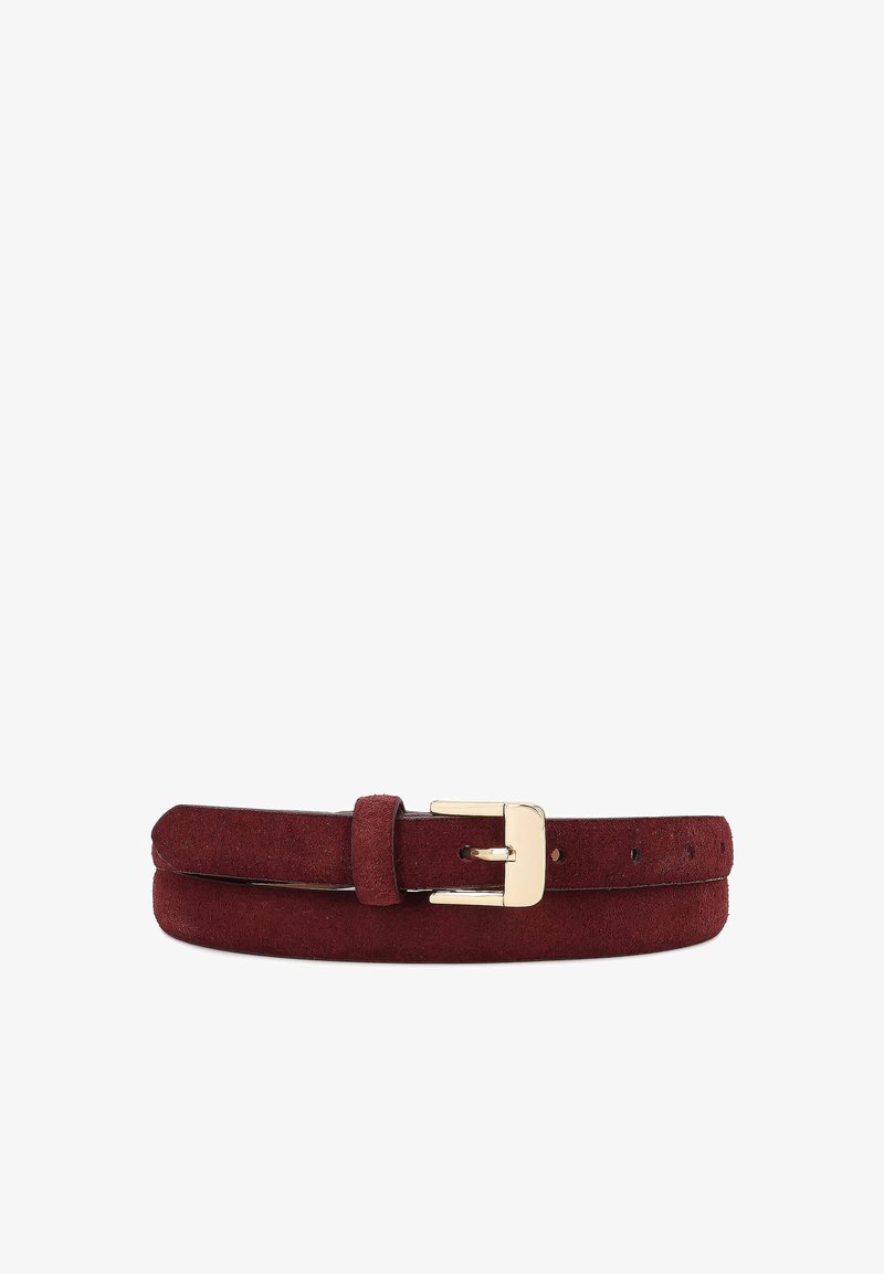 Ceinture en daim bordeaux avec une boucle en métal doré et plusieurs trous d'ajustement, posée à plat sur un fond blanc.