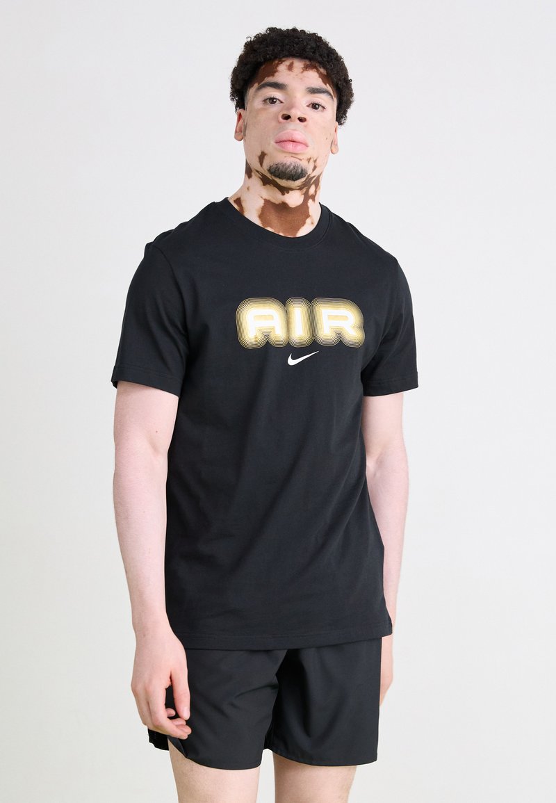 Nike Sportswear AIR GRAPHIC TEE - Marškinėliai su spaudiniu - black/metallic gold