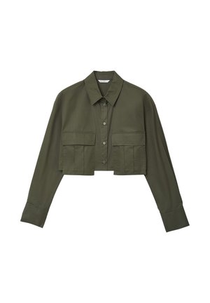 Chemise olive verte cropée en tissu lisse, dotée d'une fermeture à boutons, de manches longues et de deux poches poitrine plissées.