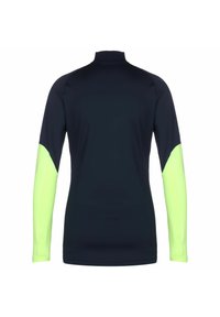 Maglietta a maniche lunghe con un corpo blu navy scuro e maniche verde neon con un motivo testurizzato. Collo alto, design aderente e tessuto morbido.