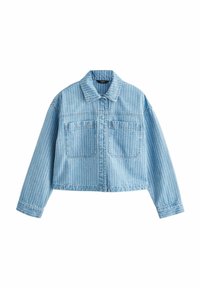 Chaqueta de mezclilla azul clara con rayas blancas verticales, cuello con punta, dos bolsillos en el pecho y mangas largas, con un diseño corto.