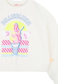 Felpa bianca corta con grafica di un gelato colorato, con cono blu, cuori rosa e testo "BILLIEBLUSH" in blu.