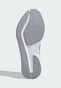Graue Sneaker-Sohle mit einem strukturierten Profil, glatter weißer Zwischensohle und Haltbarkeitsmarkierungen. Auffälliges Merkmal: "ADIDAS" Branding.
