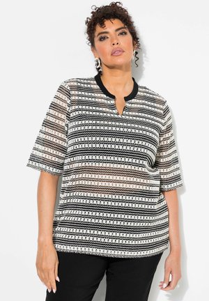 Maglione a maniche corte a motivi in bianco e nero, con scollatura a V e tessuto testurizzato. I dettagli includono rifiniture nere a contrasto.