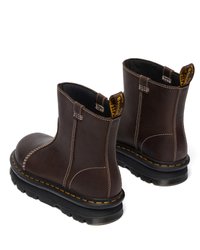 Bruine leren enkelboots met een ronde neus, contraststiksel, elastische zijkanten en een rubberen zool. Voorzien van een contrasterende gele treklus.