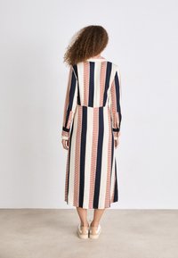 Tommy Hilfiger GLOBAL DRAPED MIDI DRESS - Kjole - ladder global/country ivory