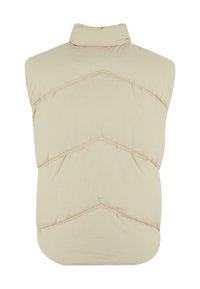 Chaleco acolchado sin mangas en color beige con cuello alzado, que presenta costuras en forma de chevrón y una textura suave y ligera.