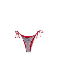 Slip bikini inferiore a scacchi rossi e neri con chiusure laterali a lacci, caratterizzato da accenti decorativi rossi e un orlo scallop lungo i bordi.
