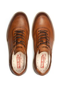 Zapatos marrones de cuero con diseño perforado, punta redonda y cordones negros. Presentan un detalle de costura en contraste y plantillas acolchadas.