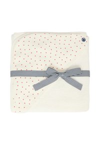 Coperta bianca con un motivo a cuori rosse, piegata con un nastro a righe blu. Presenta una texture morbida e angoli arrotondati.