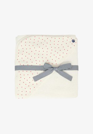 Coperta bianca con un motivo a cuori rosse, piegata con un nastro a righe blu. Presenta una texture morbida e angoli arrotondati.