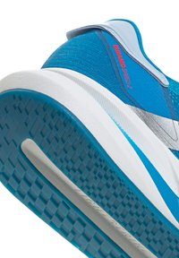 Scarpa da corsa turchese con tomaia testurizzata, intersuola bianca e suola in gomma con motivo. "DURAMO SPEED 2" è stampato in rosso.