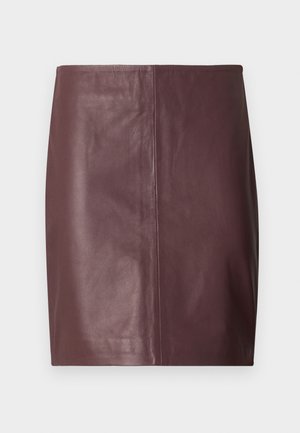 Tumši brūnas ādas zīmuli svārki ar taisnu, gludu priekšpusi un smalku vertikālo šuvi detaļām pa centru.