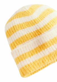 Bonnet rayé jaune et blanc en matériau tricoté doux et texturé, avec un design à côtes et un revers roulé.