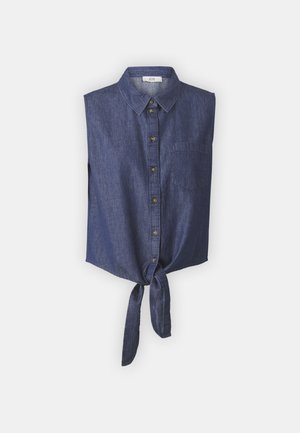 Donkerdenim mouwloos shirt met een kraag, met knoopsluiting aan de voorkant, een enkele borstzak en een geknoopt zoomdetail.