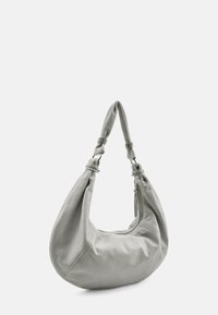 Sac à bandoulière en cuir gris avec une forme arrondie, des accents de sangle froncée et une fermeture éclair. Texture douce avec des détails de couture minimaux.