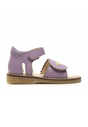 Sandalo in pelle lavanda per bambini con cinturini regolabili su caviglia e parte anteriore, bordo smerlato e dettaglio di fiore ricamato sulla fascia anteriore.