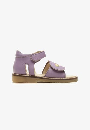 Kinder Lavendel Leder Sandale mit verstellbaren Knöchel- und Vorderriemen, gewelltem Rand und besticktem Blumendetail am Vorderriemen.