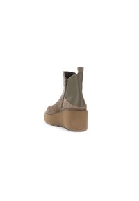 Stivaletto in suede marrone con accenti verde lucido, punta arrotondata e suola platform spessa. Dotato di zip laterale e linguetta.