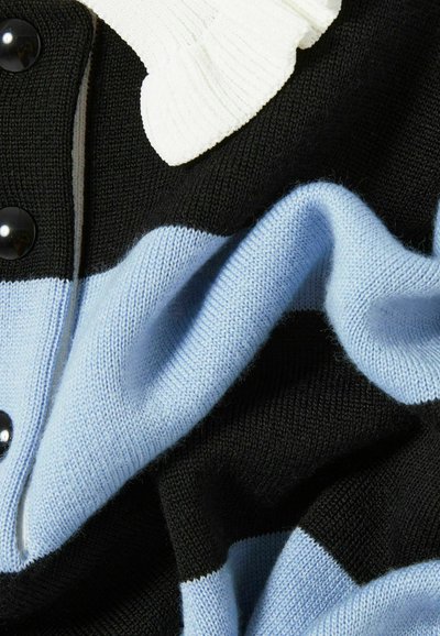 Cárdigan de punto con franjas negras, azul claro y blancas, tejido texturizado y botones negros brillantes. Incluye puños acanalados como acentos.