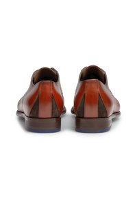Bruine leren schoenen met een combinatie van gladde en suède texturen, een contrasterend achterpaneel en een gestapelde hak.