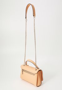 Borsa a tracolla in pelle di colore pesca con forma strutturata, manici a catena e a tracolla, tasca con zip anteriore e finitura testurizzata.