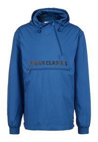 Jachetă albastră cu glugă, dotată cu un buzunar cu fermoar în față, manșete elastice și inscripția "URBAN CLASSICS" imprimată în negru pe piept. Textură ușoară și netedă.