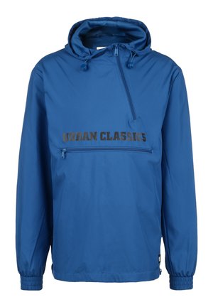 Blå hettejakke med en frontlomme med glidelås, elastiske mansjetter og "URBAN CLASSICS" trykt i svart over brystet. Lett og glatt tekstur.